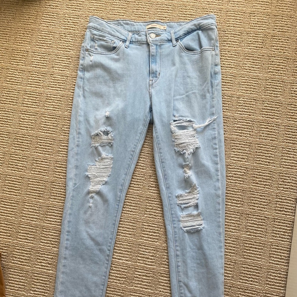 Distressed 711 Levi’s Skinny Jeans